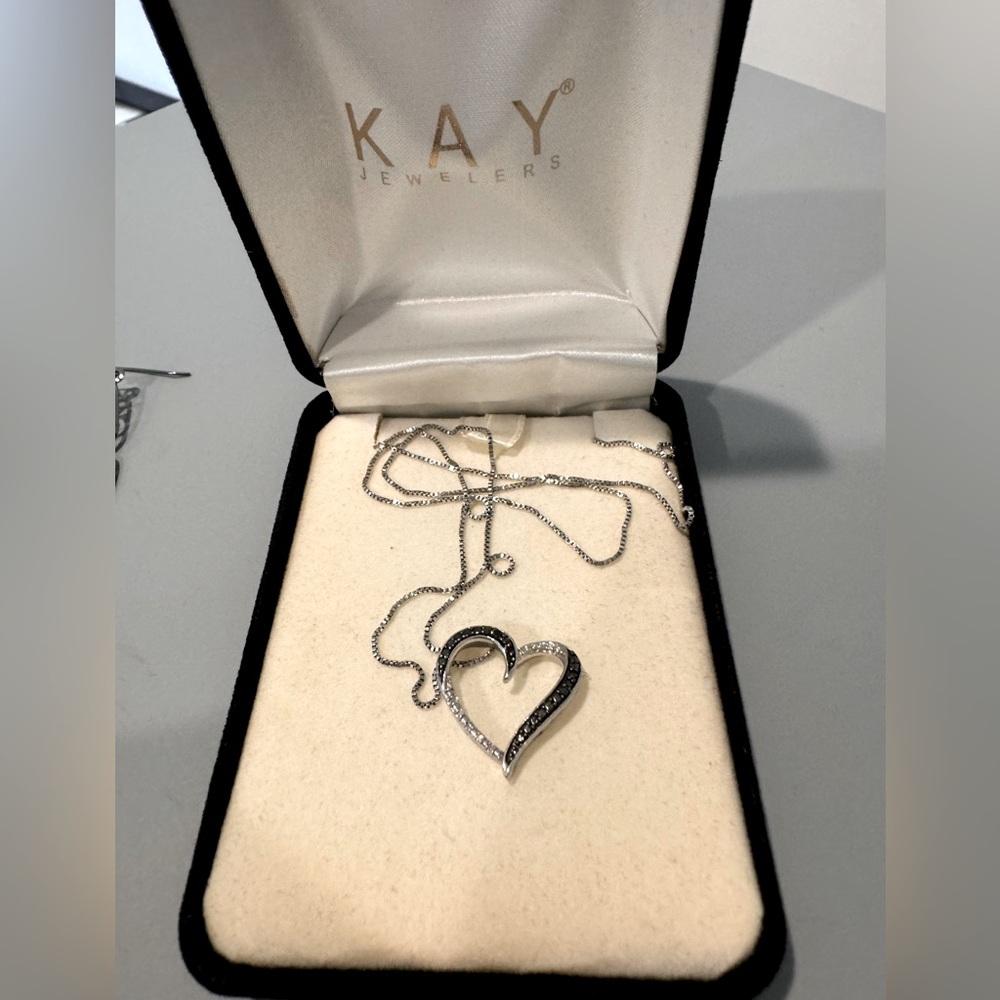 Kay Jewelers Heart 🖤🩶🖤🩶 Necklace. Good condition.